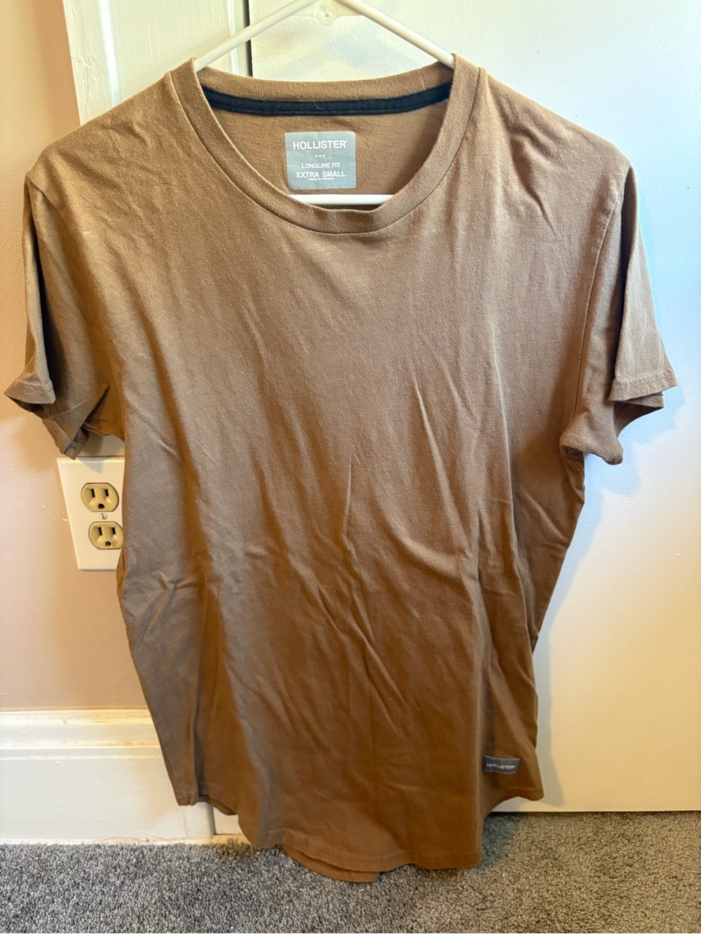 Hollister Men's Longline Fit T-Shirt in Tan
